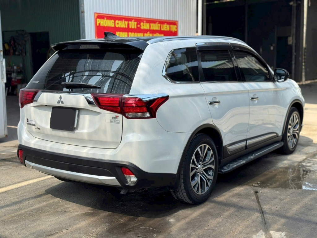Mitsubishi Outlander 2019 – Trắng
